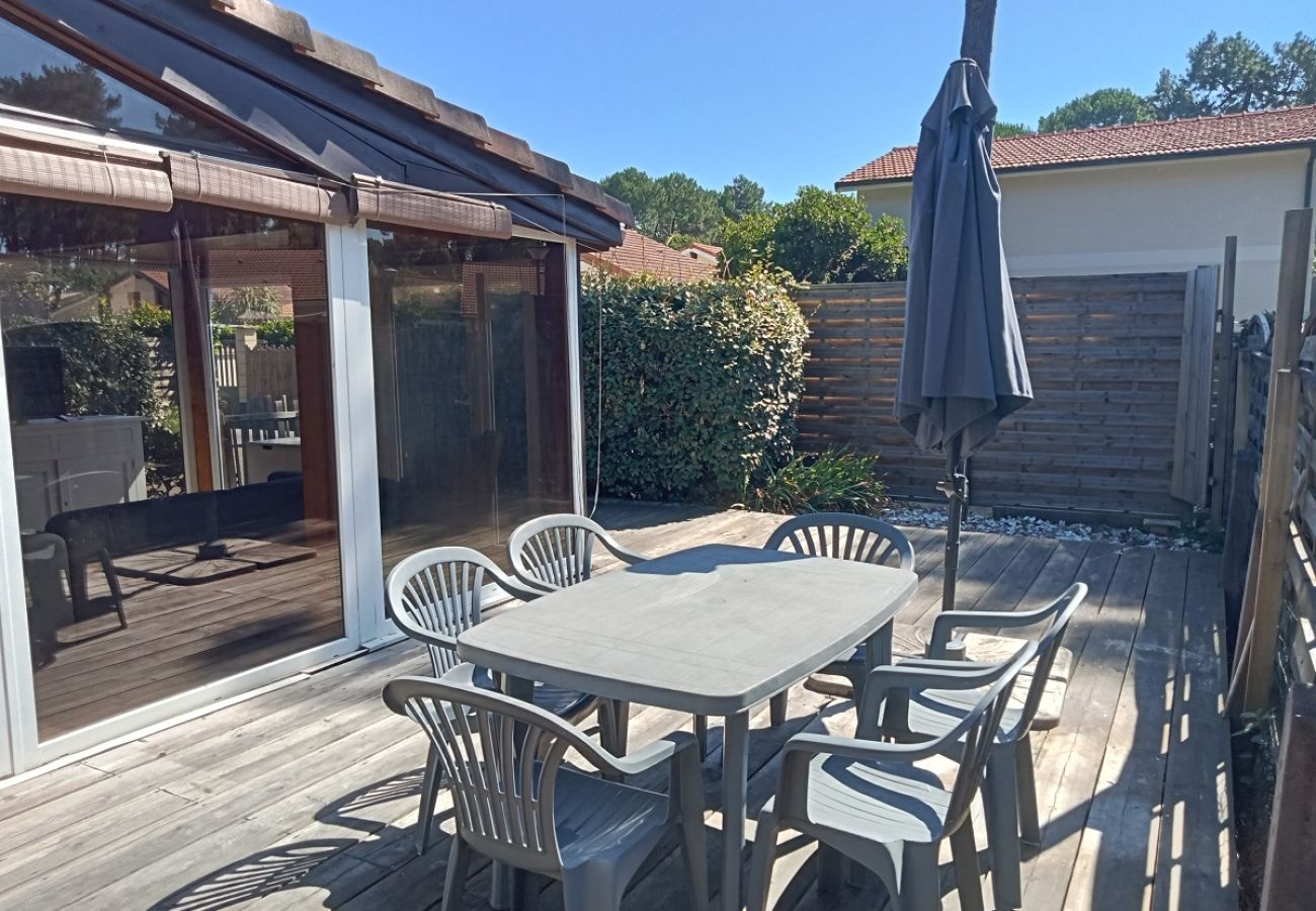 Chalet in Gujan-Mestras - 027 VP Chalet 2 ch-4p au village Vacance