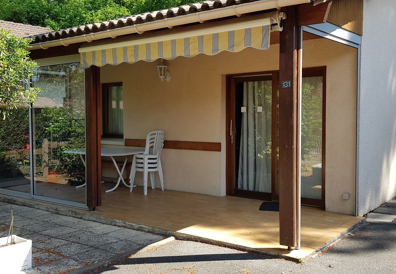 Maisonnette avec terrasse couverte et une partie vitrée