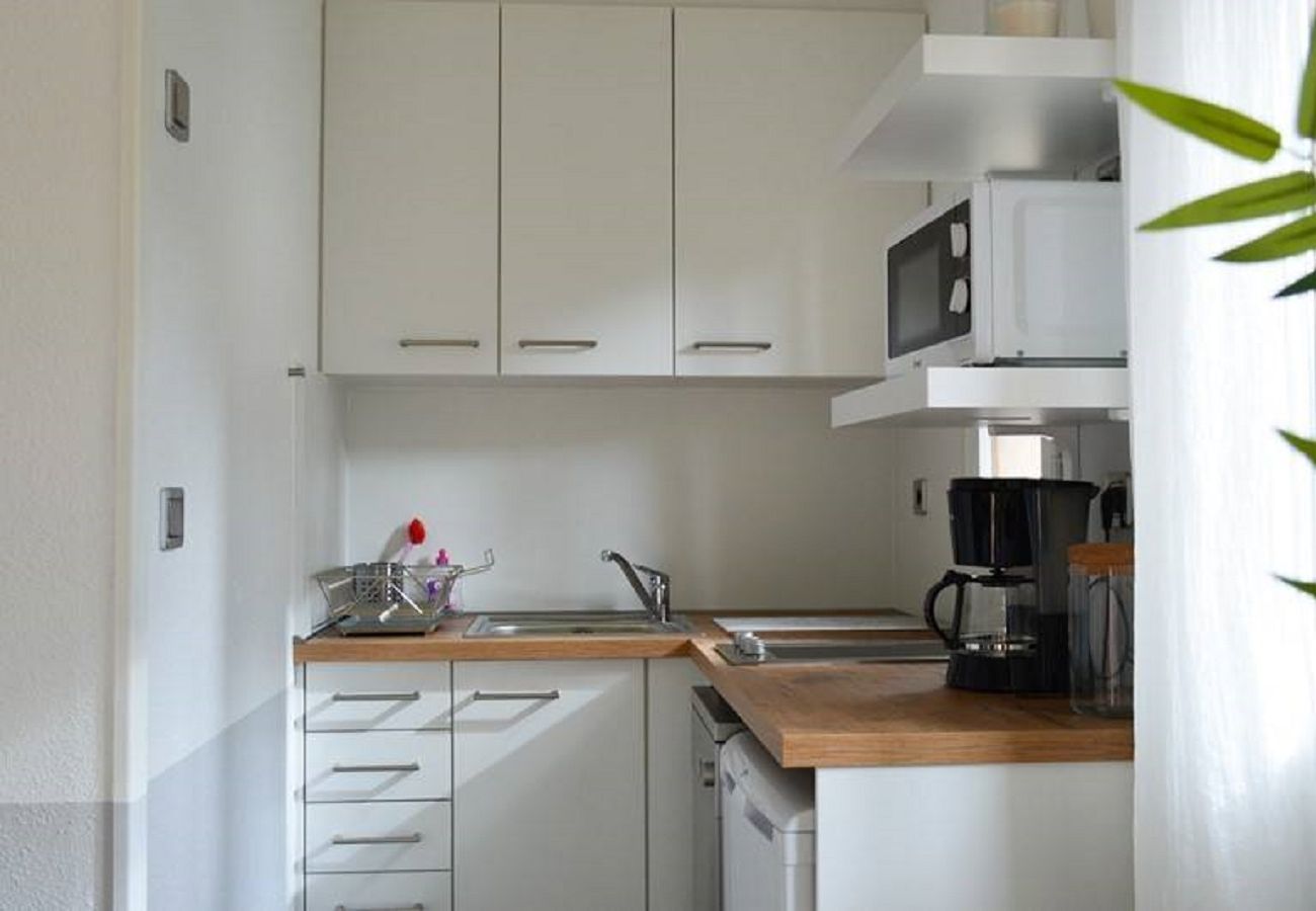 Petite cuisine blanche, moderne, fonctionnelle et lumineuse